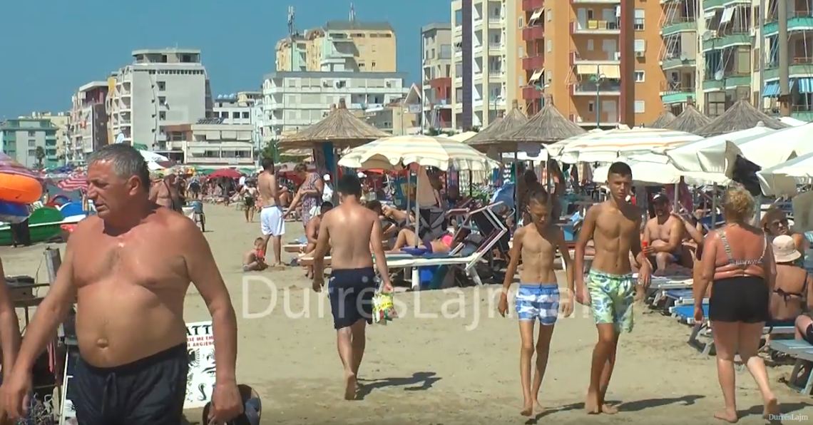 Plazhit të Durrësit nuk i largohen pushuesit edhe në shtator (VIDEO)