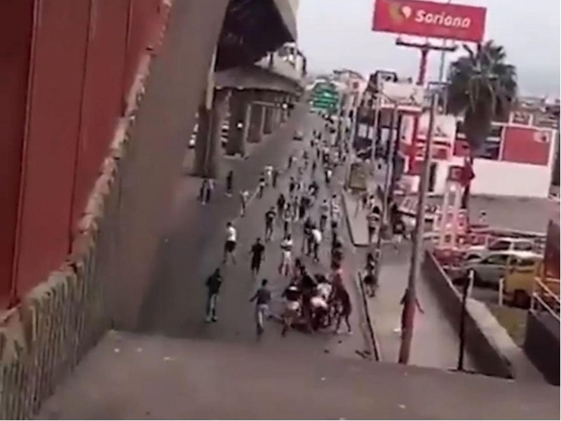 Skena të frikshme në derbin meksikan, makina merr turmën përpara (VIDEO)