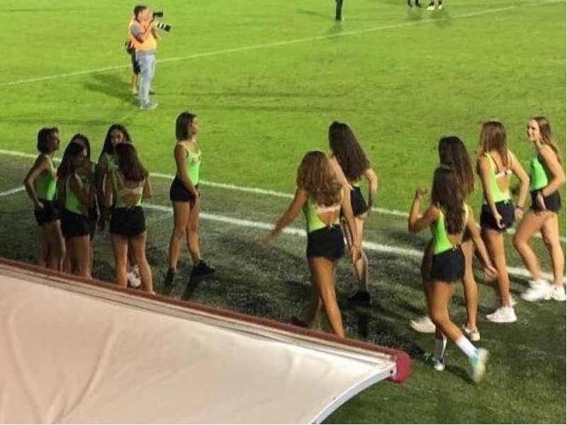 Skuadra italiane përdor adoleshente gjysmë të zhveshura, akuzohet për ”seksizëm”