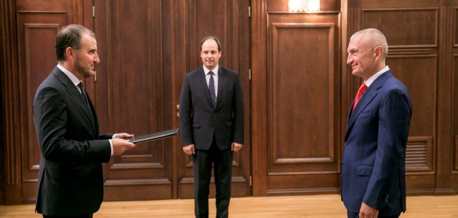 Merr detyrën ambasadori i ri i BE-së në Tiranë