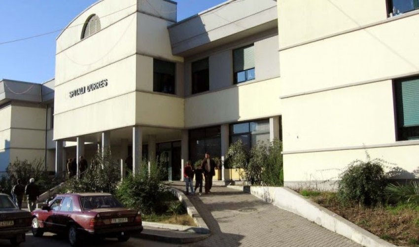 Përplasen dy makina në Durrës, vdes në spital shoferi