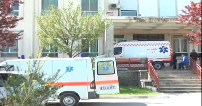 Vdes shoferi i autoambulancës së spitalit. E zuri korrenti në shtëpinë e vëllait