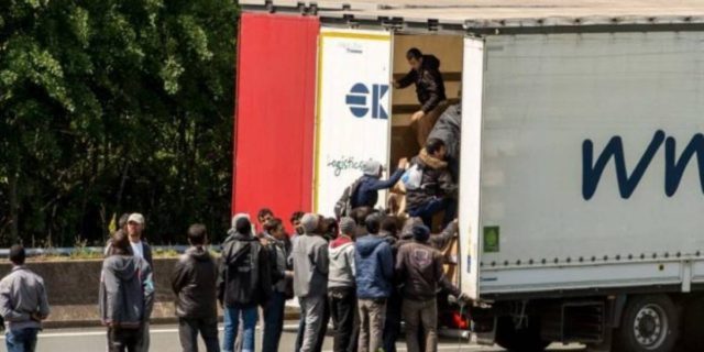 Trafikonin shqiptarë drejt Anglisë, shkatërrohet banda italo-shqiptare