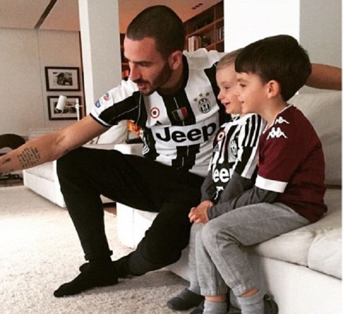 Tifozi e mallkon me vdekjen e fëmijëve, shikoni si reagon Bonuçi