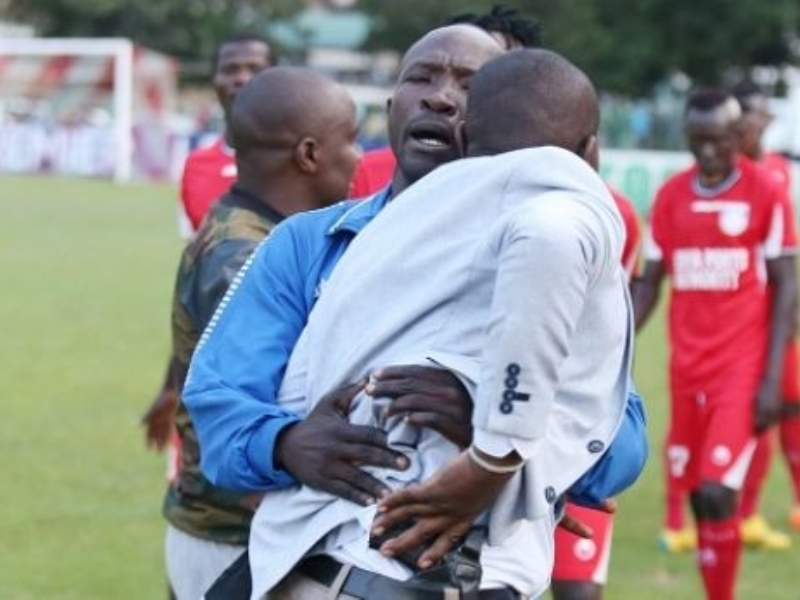 Tifozi futet me armë në fushë, kërcënon lojtarët