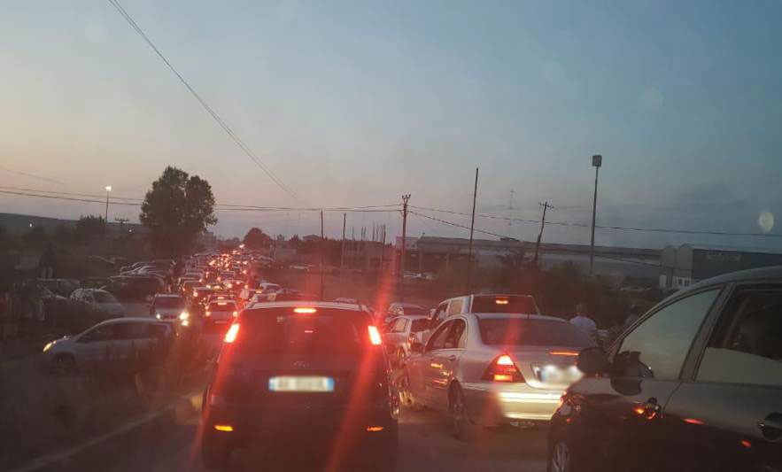 Trafik shumë i rënduar në një pjesë të autostradës, ja pse u krijua