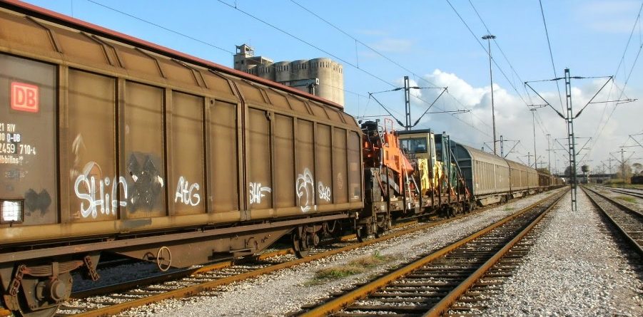 Vdes 30-vjeçari shqiptar në Greqi, e përplas treni