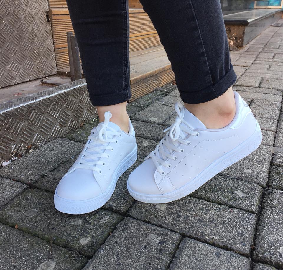 Si të lani atletet e bardha që të duken si të reja