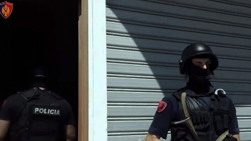 Tritol, granata dhe armë në banesë, “Maskimi” kap vlonjatin e rrezikshëm