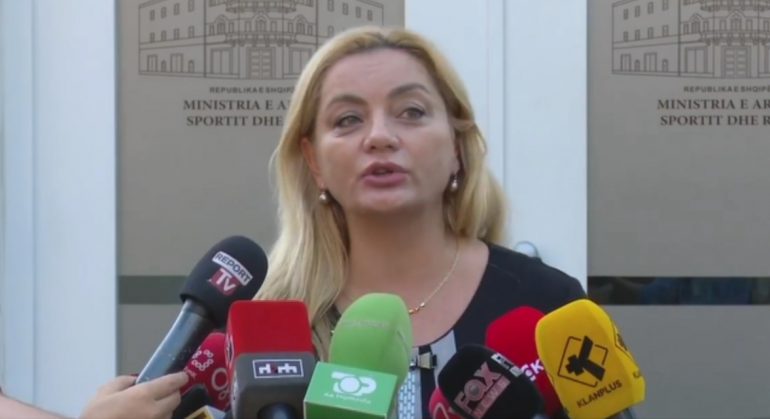 Vokshi: Janë mbyllur 150 shkolla, ferrat zëvendësuan fëmijët