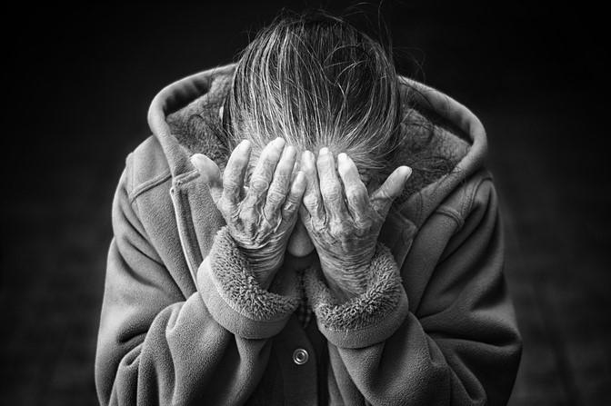 Hyn në banesën e të moshuarës dhe tenton ta përdhunojë, në kërkim 32-vjeçari