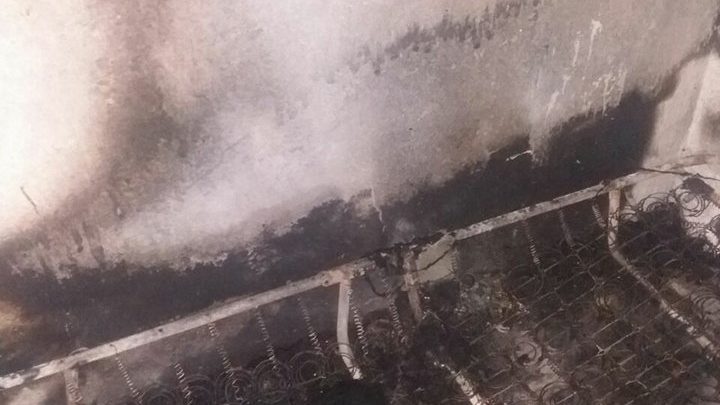 Shkëndijë elektrike në banesën në Durrës, digjen orenditë