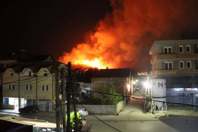 Zjarr në një apartament në Tiranë, një i vdekur