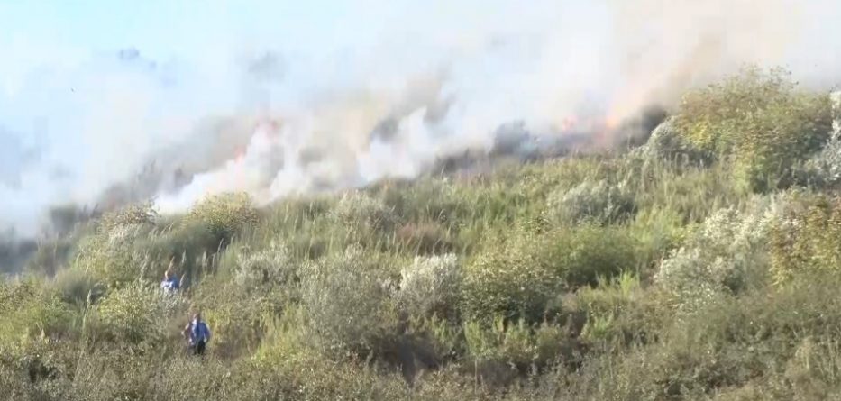Zjarri në oborr përfundon në tragjedi në Lushnje pak para se të vinte policia