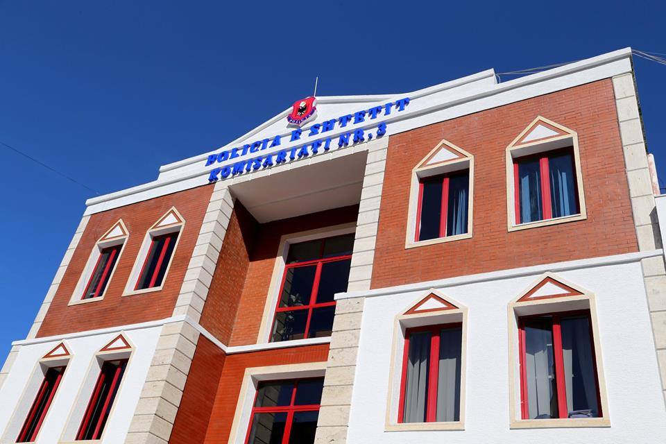 Vdes në dhomën e paraburgimit një person i ndaluar