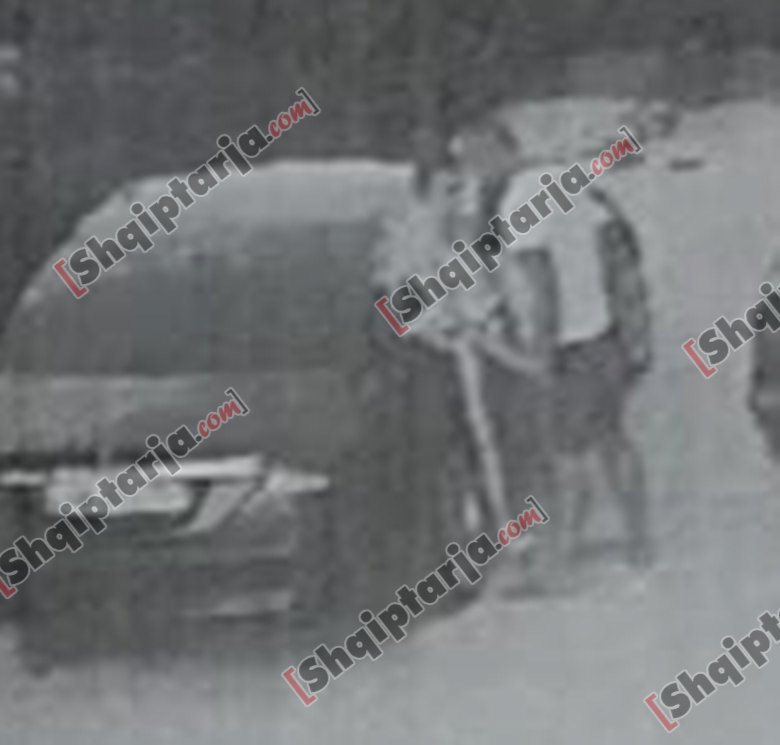 Dalin fotot, Xhisiela dhe Rexhepi duke u puthur pasi dalin nga hoteli