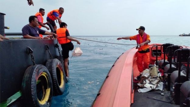 Rrëzohet në det avioni me 188 pasagjerë (FOTO+VIDEO)