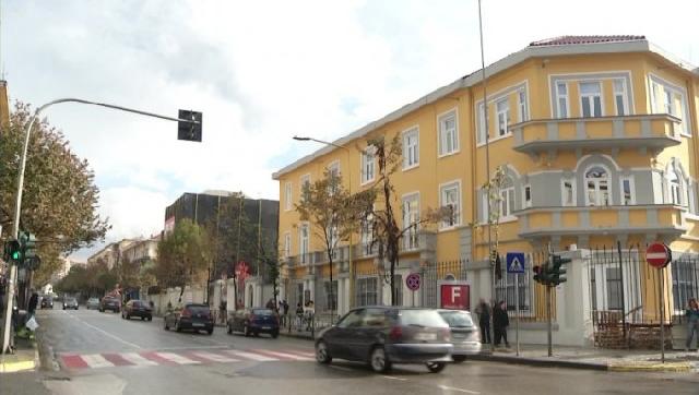 EMRI/ Denoncoi zv/ministrin e Arsimit për plagjiaturë, mjeku i talentuar nga Durrësi i zë vendin