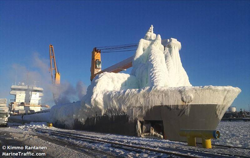 FOTOLAJM/ Anija e mbuluar nga dëbora, tashmë udhëton drejt Durrësit!