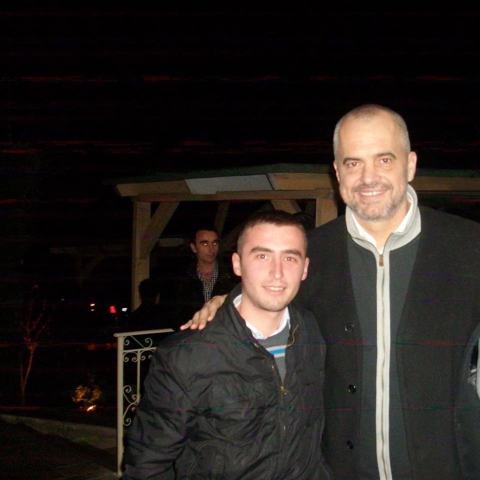 “Po qe mik i Kallam Dështakut je vetëm hajdut!” Berisha nxjerr foton e inspektorit të arrestuar në Durrës