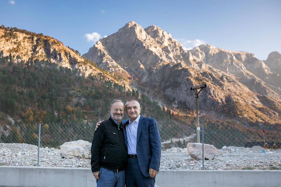 Fundjavë larg Tiranës, Presidenti Meta uron ‘mirëmengjes’ me mikun e tij të dashur