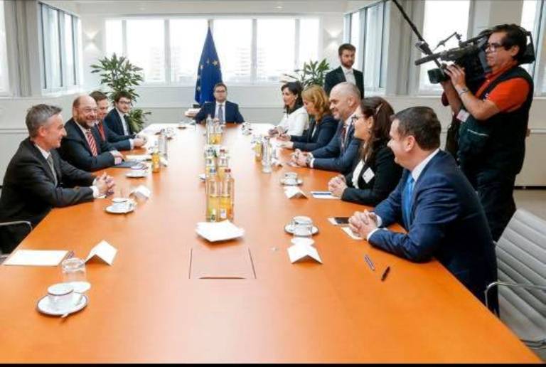 “Në udhëtim me trafikantin e drogës”, deputetja nxjerr fotot: Balla ishte me mua, Ramën e Kryemadhin