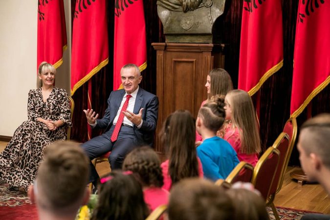 Presidenti Meta me fëmijët modelë: Të promovojmë Shqipërinë