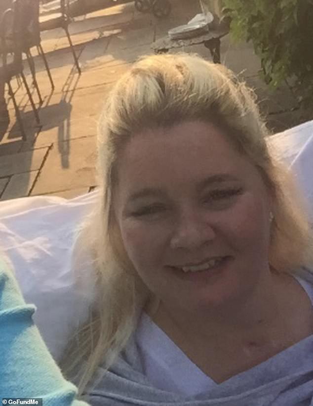 Bie nga krevati dhe dëmtohet ndërsa bënte seks, kërkon dëmshpërblim të majmë!