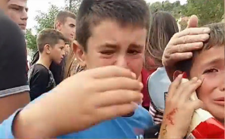 Tensionohet protesta për shkollën, fëmijët qajnë të gjakosur