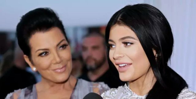 Dhurata me vlerë marramendëse që Kylie Jenner i bëri të ëmës për ditëlindje (FOTO+VIDEO)