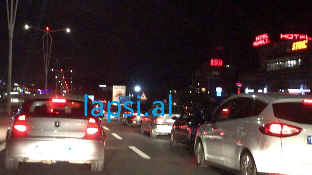 Bllokohet autostrada Durrës-Tiranë (FOTO)