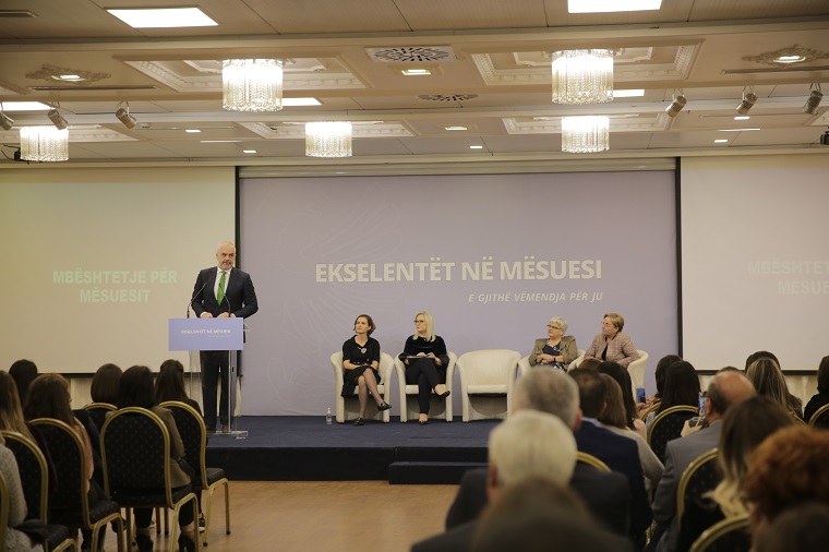 Bursa 1000 dollarë/ Rama në universitetin e Durrësit me studentët e Ekselencës (FOTO)