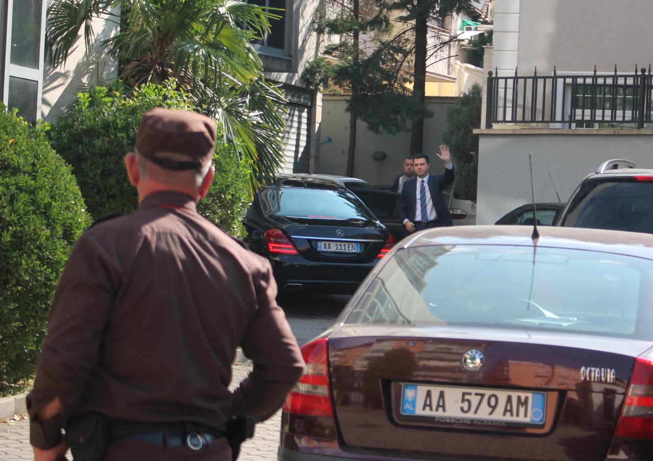 Akuzat ndaj Ballës për “Toyota Yaris”, Basha përmend Çyrbjen e Manjën, flet për bandat e Dakos