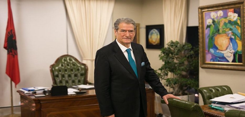 Punonjësi i Kryeministrisë denoncon te Berisha për ministrin e ri të Brendshëm