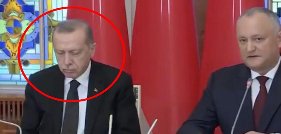 Erdogani lë nam, e zë gjumi në konferencë (VIDEO)