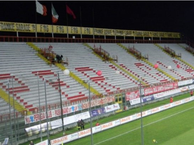 Hajdutët grabisin lojtarët në dhomat e zhveshjeve, ndërpritet ndeshja