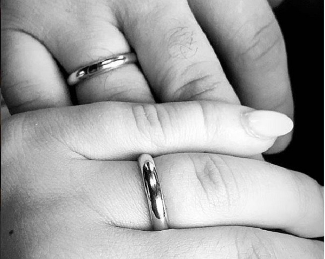 Këngëtari shqiptar i jep fund beqarisë