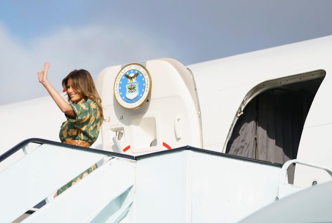 Avioni i Melania Trump mbushet me tym, bën ulje të detyrueshme