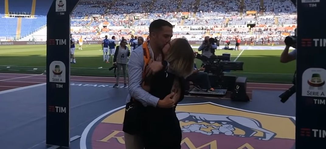 Propozimi romantik për martesë para ndeshjes së futbollit (VIDEO)