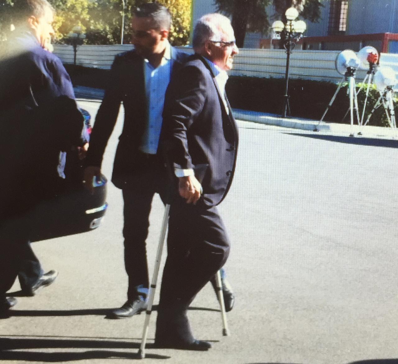 Deputeti i qarkut të Durrësit shkon me paterica në Kuvend (FOTO)