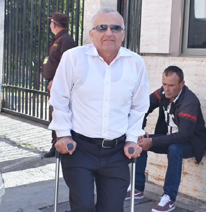 I biri në burg për Xhisiela Malokun, deputeti shkon me paterica në prokurori (FOTO)