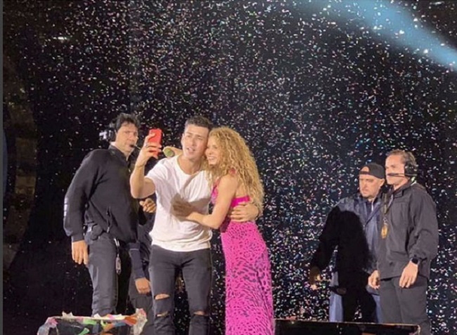Fansi i Shakira-s iu shpëton rojeve dhe ngjitet në skenë, donte vetëm një foto