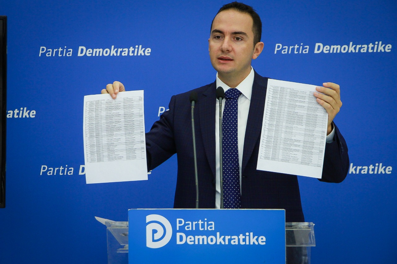 Salianji vazhdon me akuzat: Taulant Balla, 18 udhëtime me Charter- 600 mijë euro