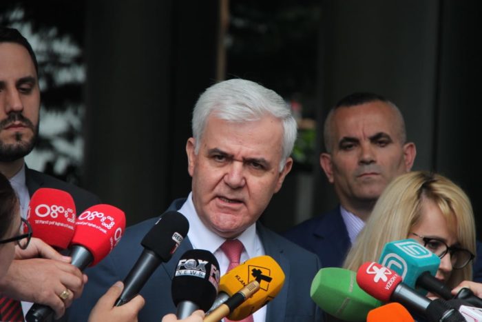 Fatmir Xhafaj hyn në Ministrinë e Brendshme, hesht për dorëheqjen