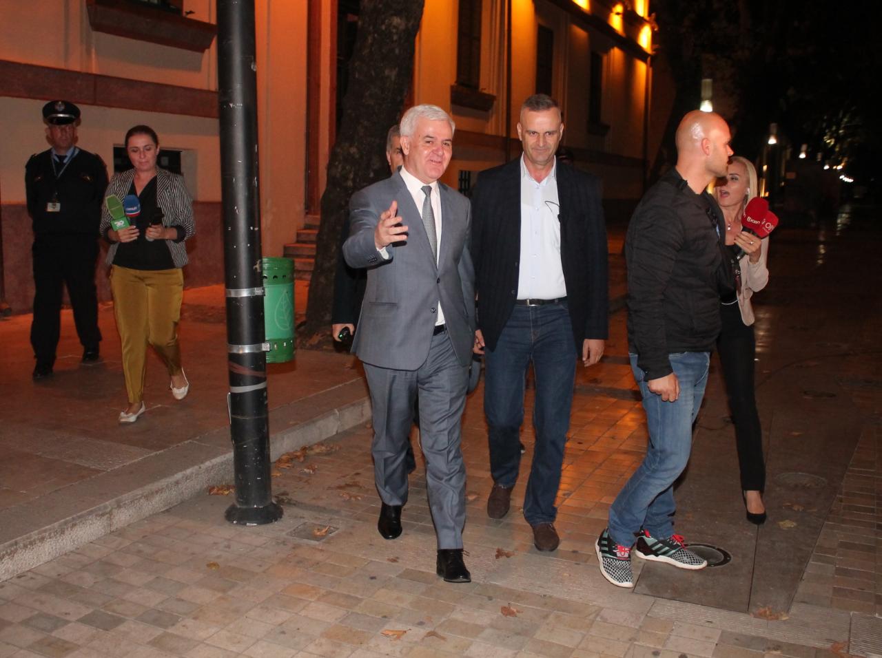 Fatmir Xhafaj lë Ministrinë e Brendshme pas 8 orësh (FOTO)