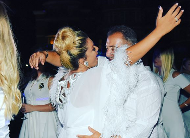 Këngëtarja zbulon fytyrën e djalit (FOTO)