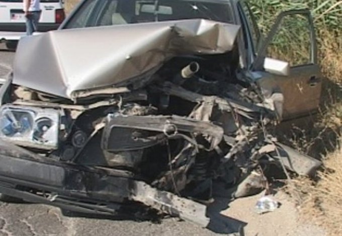 24-vjeçarja bëhet tapë dhe përfundon jashtë rruge me “Renault”, plagosen 2 shoqet