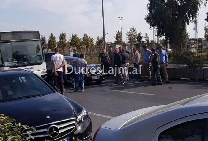 Aksident në hyrje të Durrësit, “Benz”-i përplaset me urbanin (FOTO)