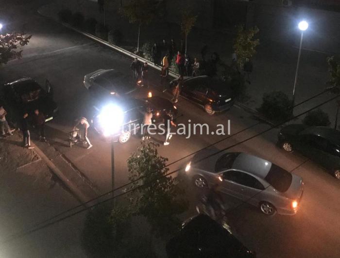 Përplasen dy “Benz”-a te zona e stadiumit në Durrës, shpëtojnë familjarët (FOTO)