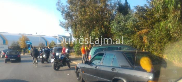 Përplasen dy makina tek Ura e Dajlanit, “Opel”-i përfundon mbi trotuar (FOTO)